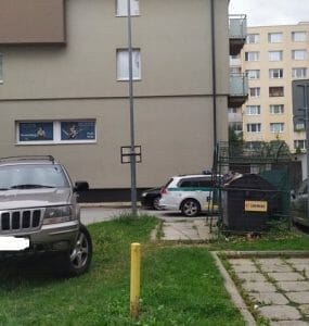 Šofér pri aute, ktorým prešiel seniorku.