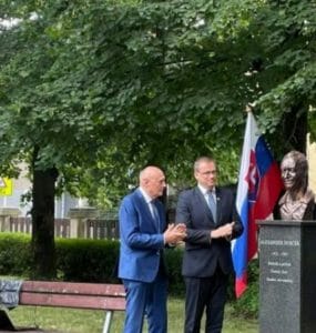 Šípka ukazuje na Kalmusa s transparentom.