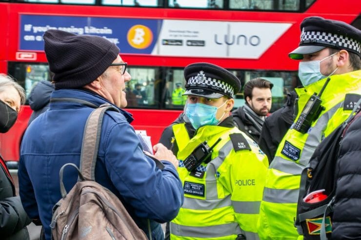 Londýnski policajti sa rozprávajú s mužom.
