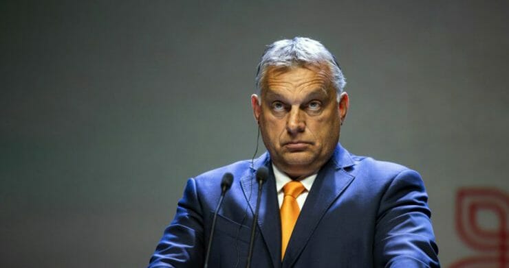 Burcuje proti Orbánovi!