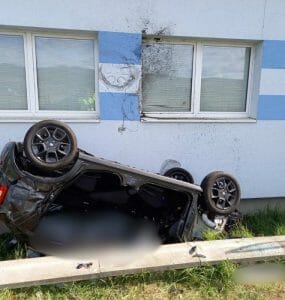 Auto po náraze skončilo na streche.