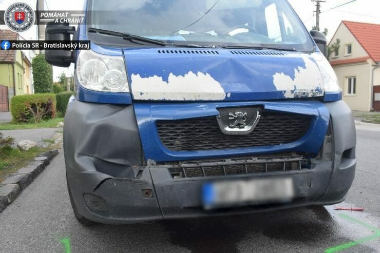 Auto po nehode v bratislavských Vajnoroch.