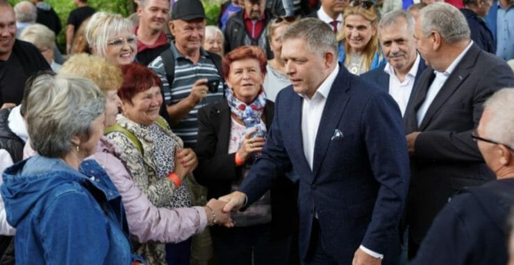 Robert Fico sa víta s ľuďmi v Košiciach
