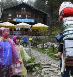 nosič pred cieľom na Zamkovského chate.