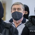 Bývalý špeciálny prokurátor Dušan Kováčik prichádza v sprievode príslušníkov Zväzu väzenskej a justičnej stráže (ZVJS) na pokračovanie hlavného pojednávania na Špecializovanom trestnom súde (ŠTS) v Pezinku v utorok 13. júla 2021.