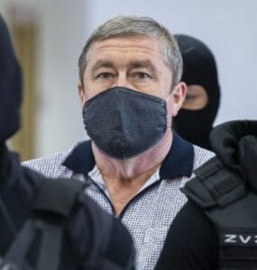 Bývalý špeciálny prokurátor Dušan Kováčik prichádza v sprievode príslušníkov Zväzu väzenskej a justičnej stráže (ZVJS) na pokračovanie hlavného pojednávania na Špecializovanom trestnom súde (ŠTS) v Pezinku v utorok 13. júla 2021.
