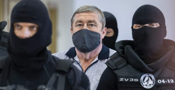 Bývalý špeciálny prokurátor Dušan Kováčik prichádza v sprievode príslušníkov Zväzu väzenskej a justičnej stráže (ZVJS) na pokračovanie hlavného pojednávania na Špecializovanom trestnom súde (ŠTS) v Pezinku v utorok 13. júla 2021.
