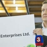 Daniel Lipšic ukazuje transparent s nápisom Penta Enterprises Ltd.