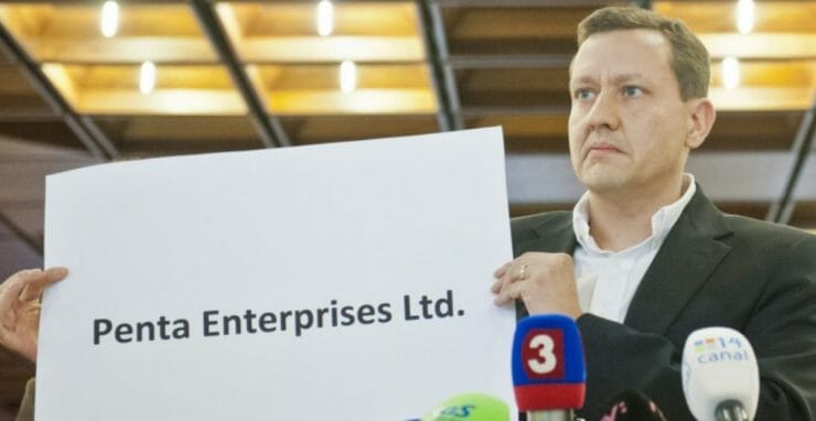 Daniel Lipšic ukazuje transparent s nápisom Penta Enterprises Ltd.