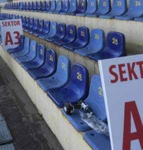 Označovanie sektorov na štadióne Lokomotíva v Košiciach pred príchod pápeža.