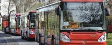 odstavené autobusy mestskej hromadnej dopravy (MHD) na konečnej zastávke Ovsištské námestie v bratislavskej mestskej časti Petržalka