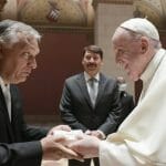 Pápež František a maďarský premiér Viktor Orbán si vymieňajú dary počas stretnutia 12. septembra 2021 v Budapešti.