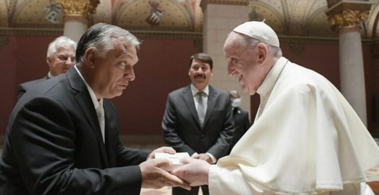 Pápež František a maďarský premiér Viktor Orbán si vymieňajú dary počas stretnutia 12. septembra 2021 v Budapešti.
