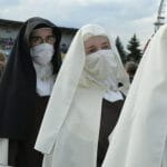 Veriaci počas stretnutia Svätého Otca s mladými na Štadióne Lokomotíva v Košiciach 14. septembra 2021.