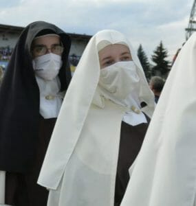 Veriaci počas stretnutia Svätého Otca s mladými na Štadióne Lokomotíva v Košiciach 14. septembra 2021.