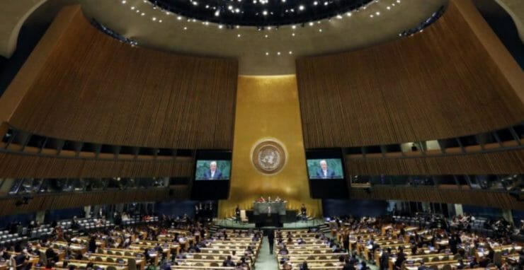 alestínsky prezident Mahmúd Abbás počas prejavu na zasadnutí Valného zhromaždenia OSN v sílde OSN v New Yorku 27. septembra 2018.