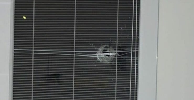 Poškodená sklenená výplň okna