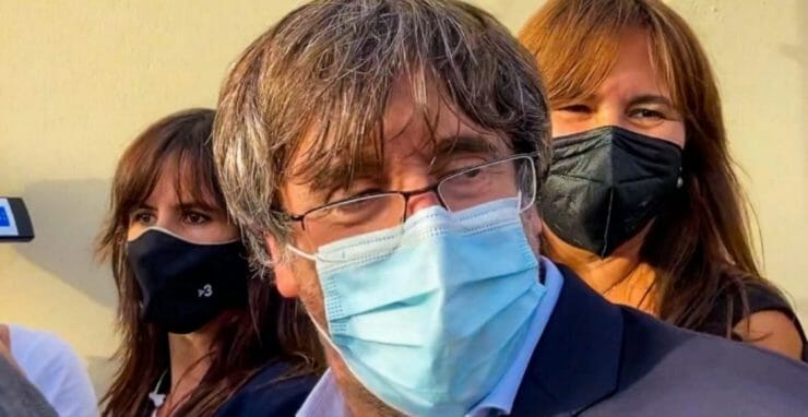 Bývalý katalánsky premiér Carles Puigdemont odchádza z väzenia v Sassari na talianskom ostrove Sardínia 24. septembra 2021.