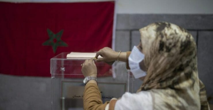 Členka volebnej komisie čaká na voličov počas hlasovania v parlamentných voľbách vo volebnej miestnosti v Rabate 8. septembra 2021.