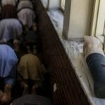 Protéza nohy je odložená na parapete okna počas piatkových modlitieb v mešite v Kábule
