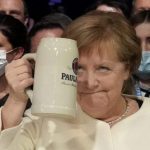 Nemecká kancelárka Angela Merkelová s pivovým pohárom počas predvolebnej kampane