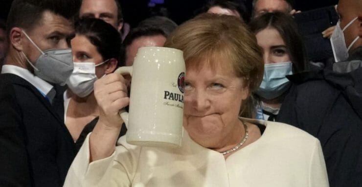 Nemecká kancelárka Angela Merkelová s pivovým pohárom počas predvolebnej kampane