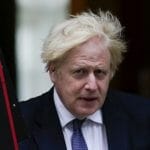 Britský premiér Boris Johnson odchádza z Downing Street