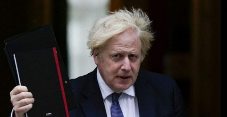 Britský premiér Boris Johnson odchádza z Downing Street