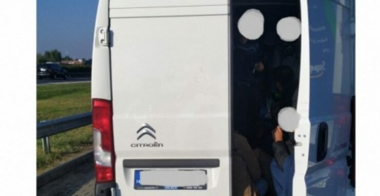 Skriňové vozidlo so slovenskými značkami zadržali v Maďarsku s migrantmi.