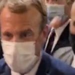 Na videu francúzsky prezident Emmanuel Macron, ktorého zasiahlo do pleca vajce počas medzinárodného potravinárskeho veľtrhu