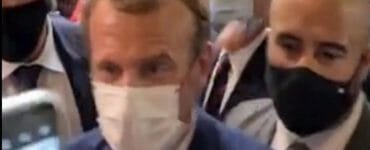 Na videu francúzsky prezident Emmanuel Macron, ktorého zasiahlo do pleca vajce počas medzinárodného potravinárskeho veľtrhu