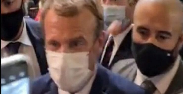 Na videu francúzsky prezident Emmanuel Macron, ktorého zasiahlo do pleca vajce počas medzinárodného potravinárskeho veľtrhu