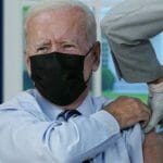 Joe Biden dostáva tretiu dávku