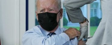 Joe Biden dostáva tretiu dávku