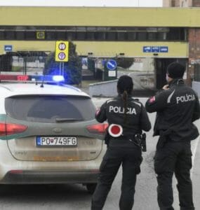 polícia počas kontroly na slovensko-maďarskom hraničnom priechode Milhosť – Tornyosnémeti