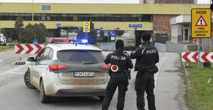 polícia počas kontroly na slovensko-maďarskom hraničnom priechode Milhosť – Tornyosnémeti
