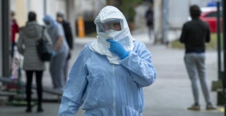 Zdravotník v ochrannom oblečení na infekčnej klinike, v ktorej je hospitalizovaný pacient s novým koronavírusom, 25. februára 2020 v Zehrabe.