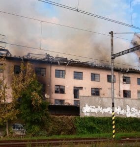 Budova na Račianskej ulici v Bratislave počas požiaru.
