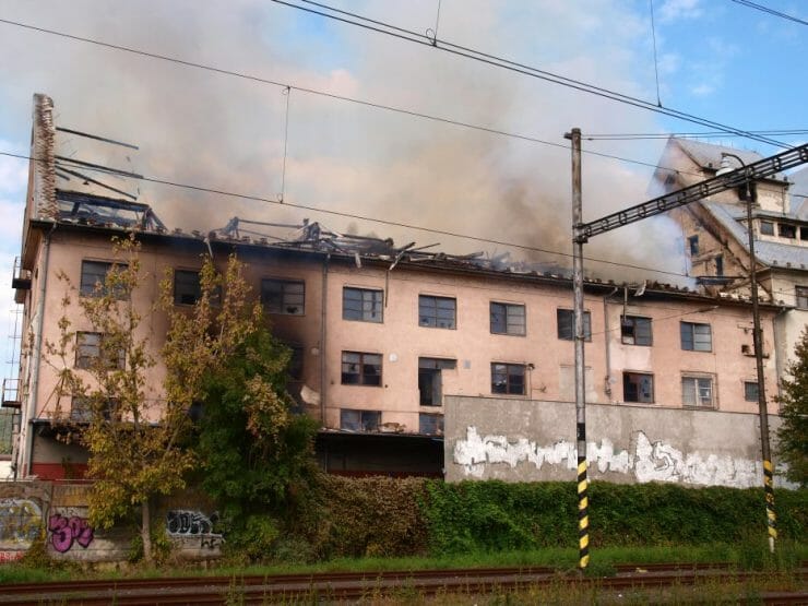 Budova na Račianskej ulici v Bratislave počas požiaru.