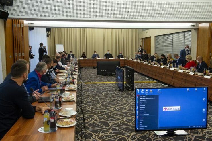 Členovia vlády SR počas stretnutia so zástupcami odvetví postihnutých pandémiou v rámci zasadnutia Ústredného krízového štábu 10. novembra 2020 v hoteli Bôrik v Bratislave.