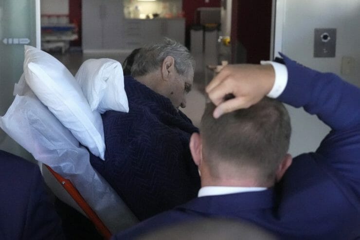 Miloš Zeman počas prijatia do Ústrednej vojenskej nemocnice (ÚVN) v Prah
