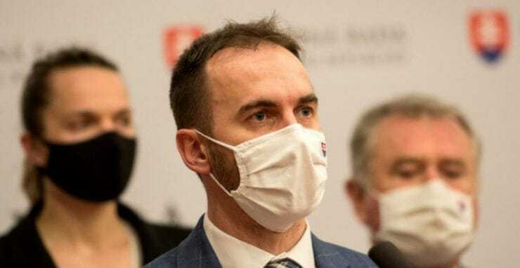 Uprostred Michal Šipoš, šéf poslancov OĽANO.