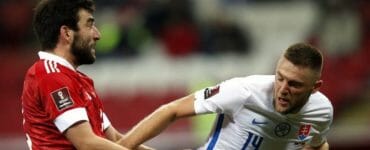 Giorgij Džikia a slovenský obranca Milan Škriniar