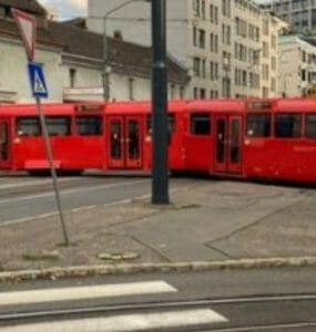 Vykoľajená električka v Bratislave.