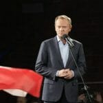 ývalý poľský premiér Donald Tusk hovorí na pódiu počas demonštrácie na podporu členstva Poľska v EÚ v nedeľu 10. októbra 2021 vo Varšave.