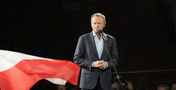 ývalý poľský premiér Donald Tusk hovorí na pódiu počas demonštrácie na podporu členstva Poľska v EÚ v nedeľu 10. októbra 2021 vo Varšave.