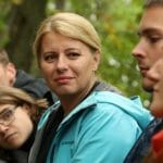 Zuzana Čaputová uprostred lesa so študentmi.