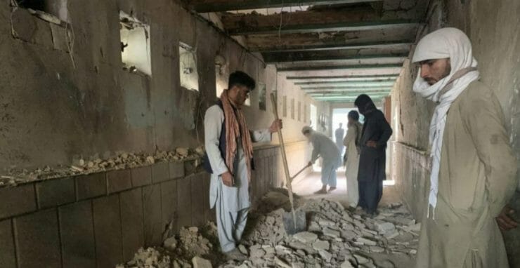 Ľudia si prezerajú šiitskú mešitu v juhoafganskom meste Kandahár, v ktorej došlo k samovražednému bombovému útoku v piatok 15. októbra 2021.