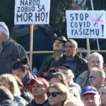 Účastníci protivládneho podujatia "čapicový protest", ktorý zorganizoval poslanec Národnej rady SR (NR SR) Robert Fico (Smer-SD), ku ktorému sa pridali strany SNS a Republika v Rimavskej Sobote 17. októbra 2021.