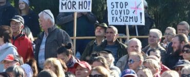 Účastníci protivládneho podujatia "čapicový protest", ktorý zorganizoval poslanec Národnej rady SR (NR SR) Robert Fico (Smer-SD), ku ktorému sa pridali strany SNS a Republika v Rimavskej Sobote 17. októbra 2021.